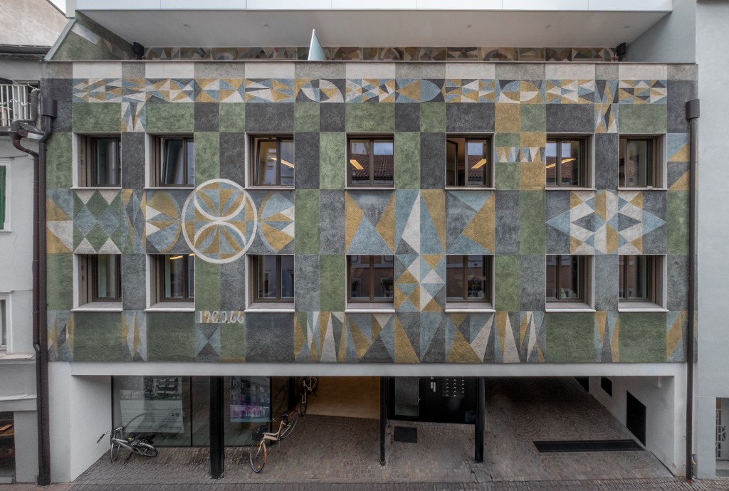 Fassade Kondominium Vintler mit geometrischer Wandgestaltung