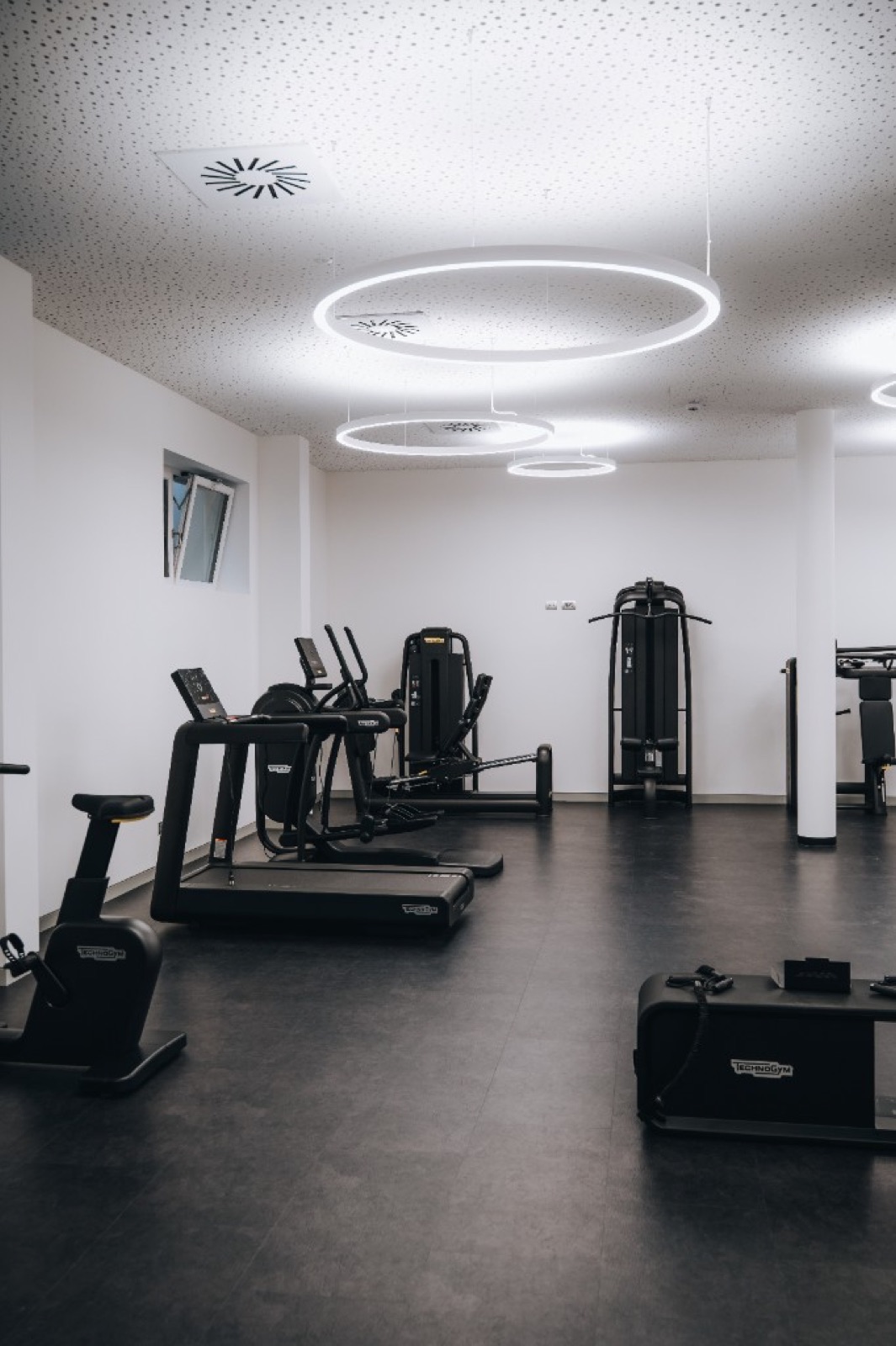 Fitnessraum mit neuer Beleuchtung und Klimatechnik