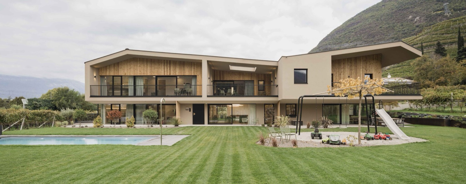 Fassade mit Ferienwohnungen, Garten und Pool