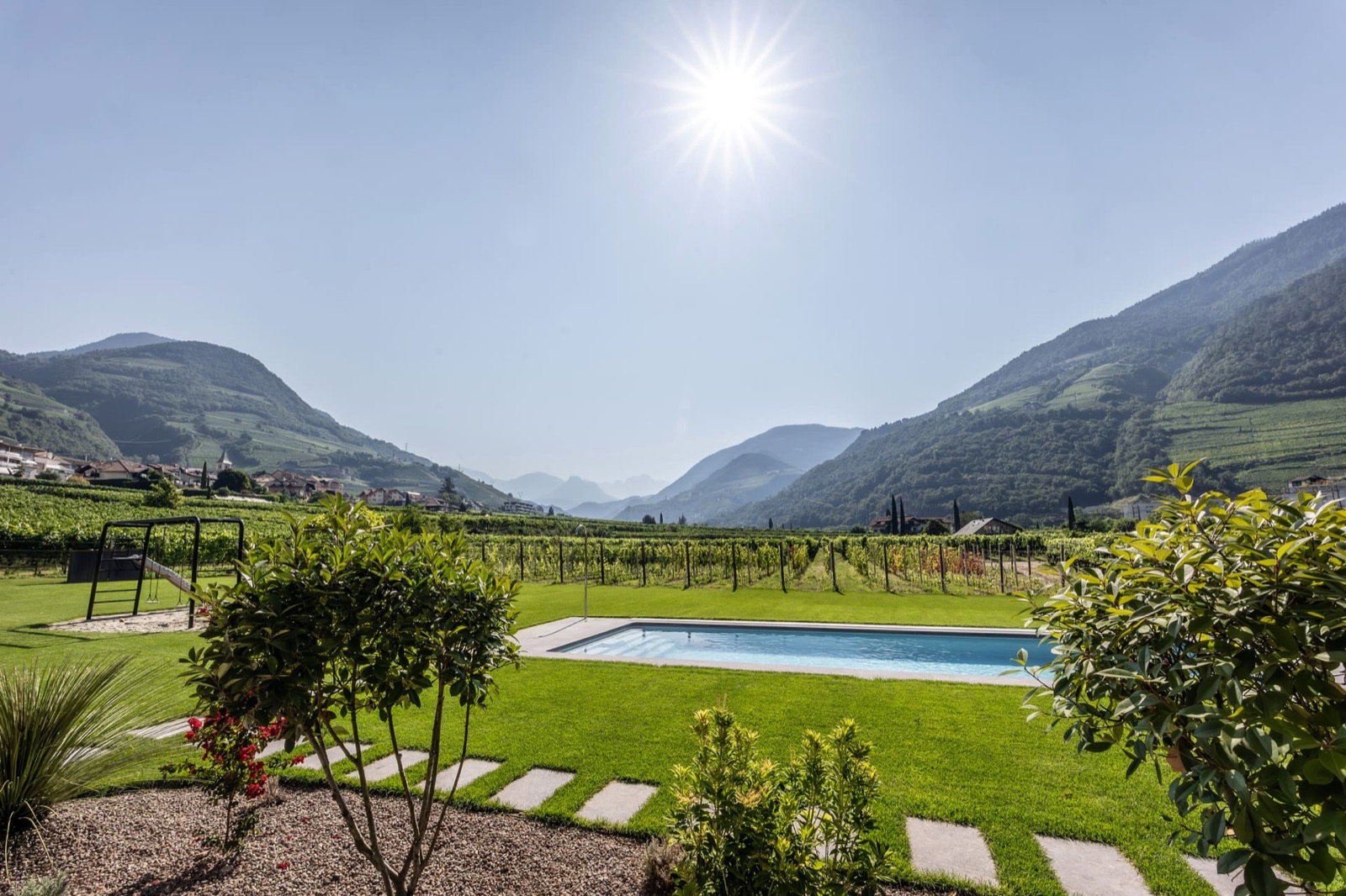 Pool und Weinberge am Trianglhof