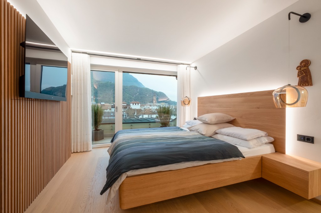 Schlafzimmer mit indirekter LED-Beleuchtung und KNX-Bedienung