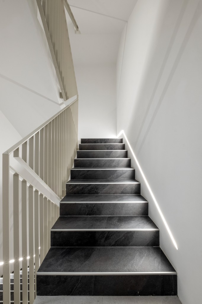 Treppenhaus mit integrierter LED-Lichtlinie