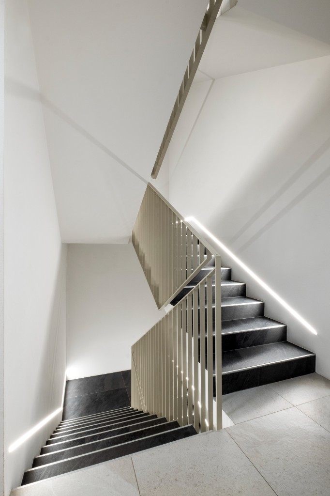 Gemeinschaftstreppenhaus mit architektonischer Beleuchtung