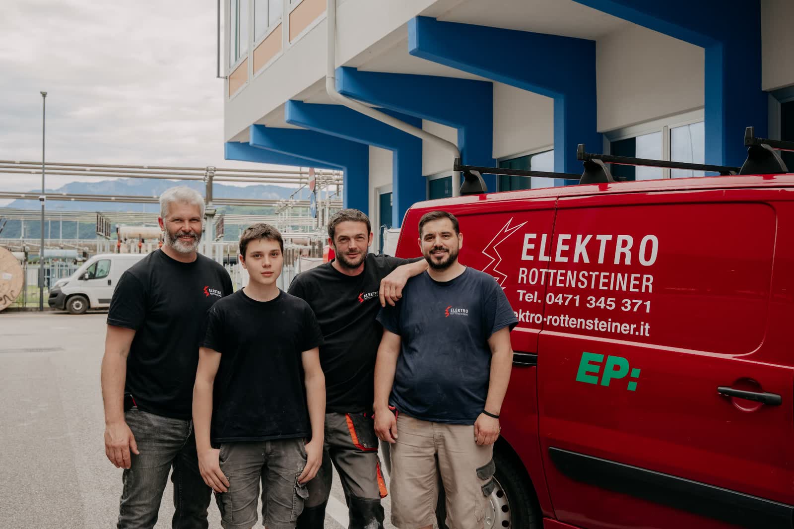 Team der Elektroinstallation von Elektro Rottensteiner mit Firmenfahrzeug